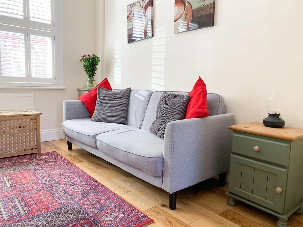 Riverside Lodge - Quaint Victorian Home By The River York 0*,